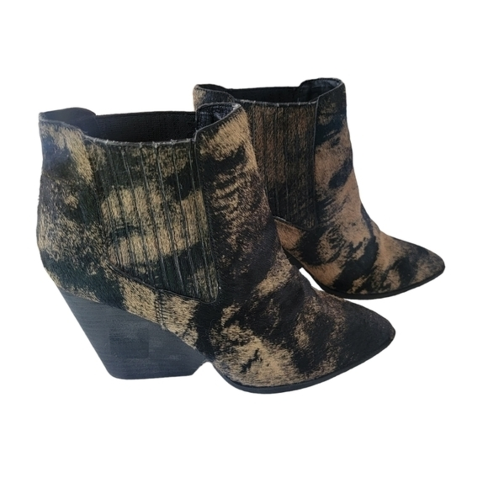 Adam Tucker me too cowhide Heeled  boots size 8.5 M booties western boho leather